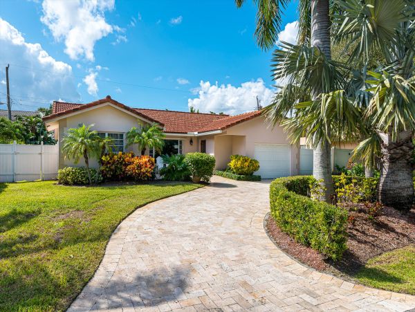 Lovely 3 Bedroom Home Steps to the Private Beach