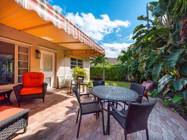 Lovely 3 Bedroom Home Steps to the Private Beach