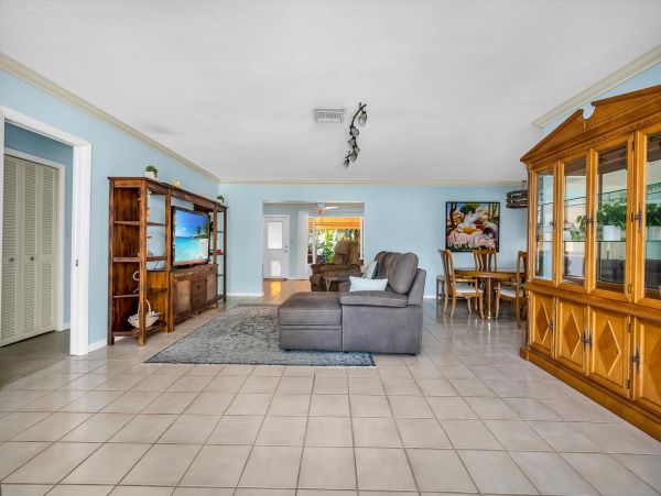 Lovely 3 Bedroom Home Steps to the Private Beach