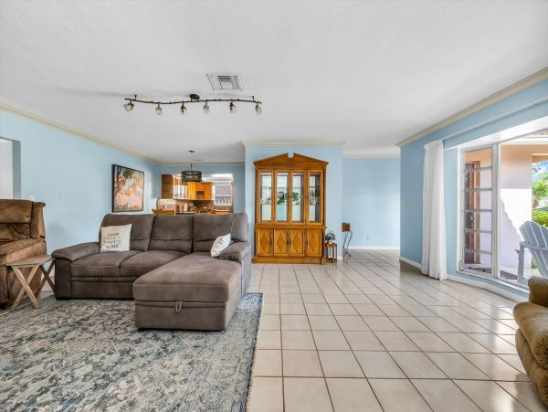 Lovely 3 Bedroom Home Steps to the Private Beach