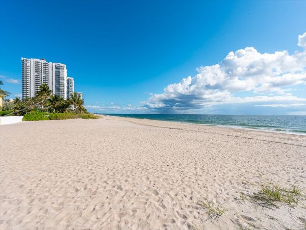 Lovely 3 Bedroom Home Steps to the Private Beach