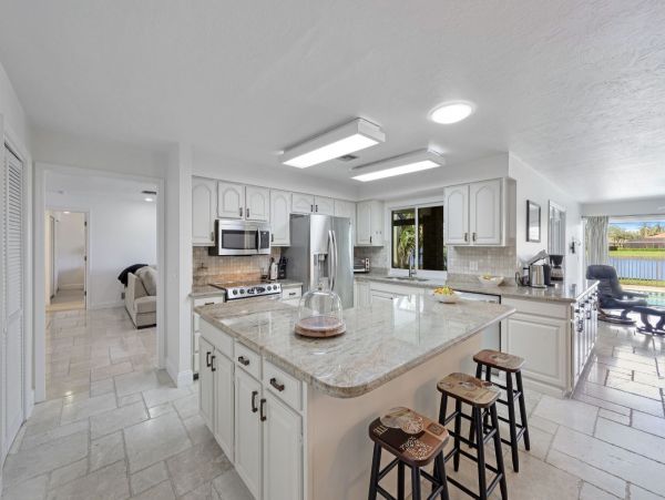 Lakefront Three Bedroom Vacation Home in Naples