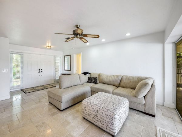 Lakefront Three Bedroom Vacation Home in Naples