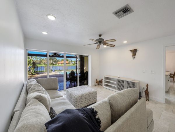 Lakefront Three Bedroom Vacation Home in Naples
