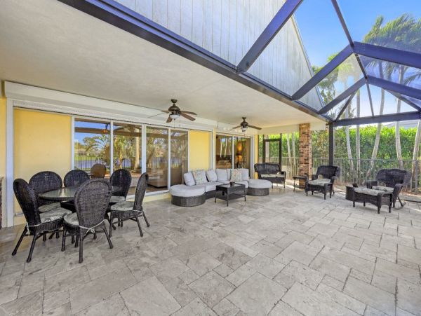 Lakefront Three Bedroom Vacation Home in Naples