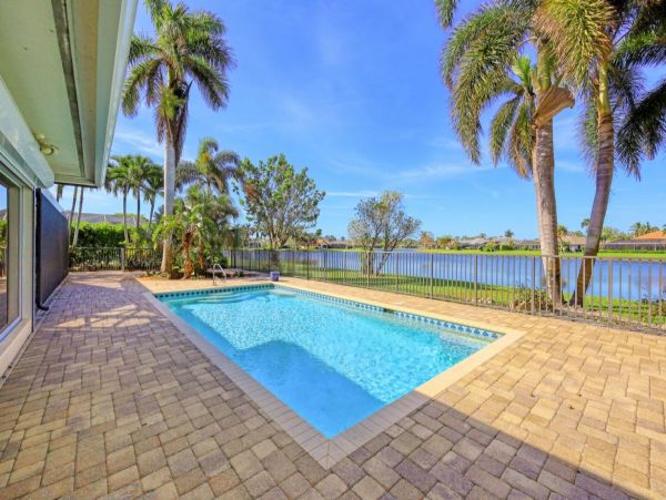 Lakefront Three Bedroom Vacation Home in Naples