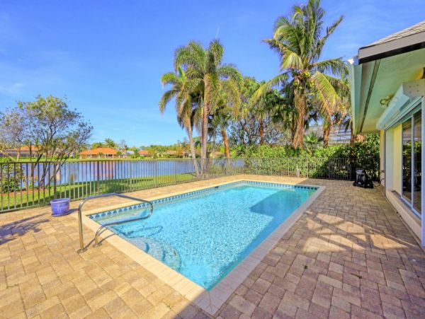 Lakefront Three Bedroom Vacation Home in Naples