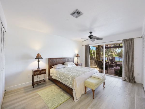 Lakefront Three Bedroom Vacation Home in Naples
