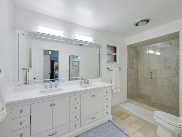 Lakefront Three Bedroom Vacation Home in Naples