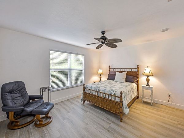 Lakefront Three Bedroom Vacation Home in Naples