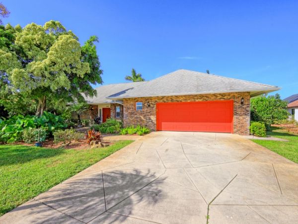 Lakefront Three Bedroom Vacation Home in Naples