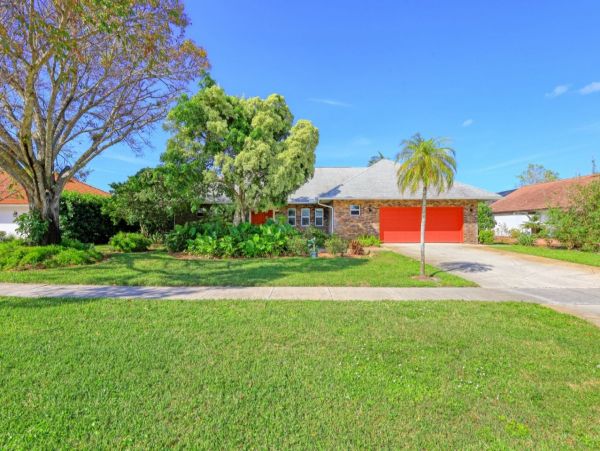 Lakefront Three Bedroom Vacation Home in Naples