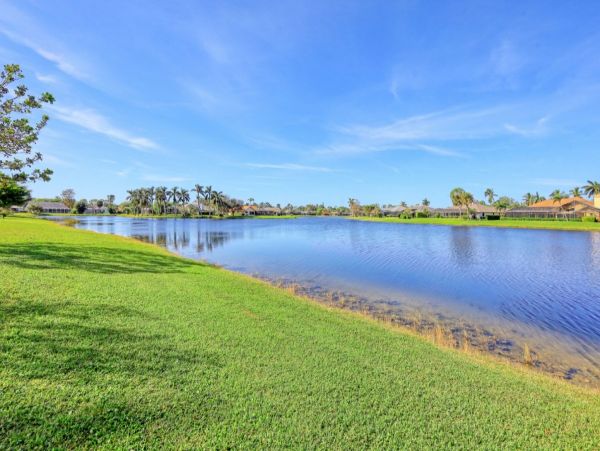 Lakefront Three Bedroom Vacation Home in Naples