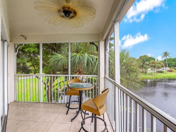 Naples Vacation Condo Two Bedroom + Den