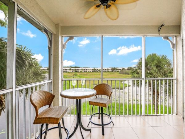 Naples Vacation Condo Two Bedroom + Den