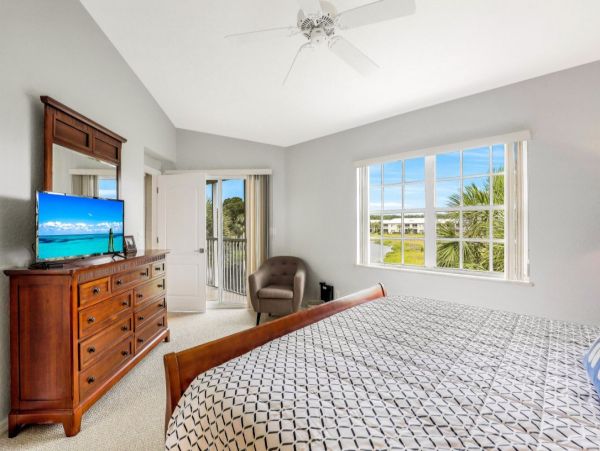 Naples Vacation Condo Two Bedroom + Den