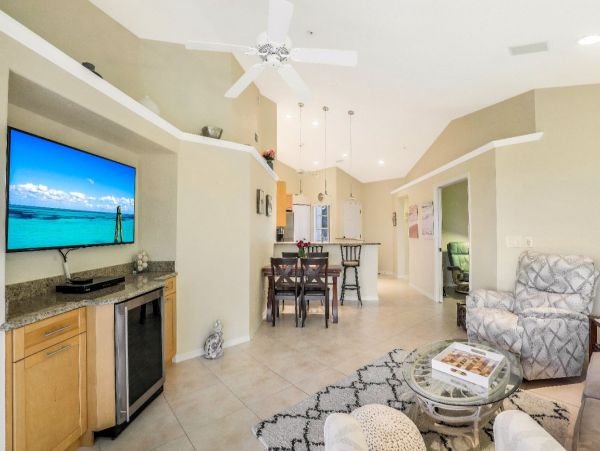 Naples Vacation Condo Two Bedroom + Den
