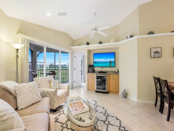 Naples Vacation Condo Two Bedroom + Den
