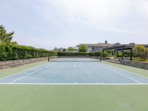 Amagansett Vacation Home Walk to Beach Six Bedroom
