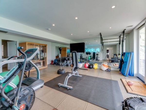 Amagansett Vacation Home Walk to Beach Six Bedroom