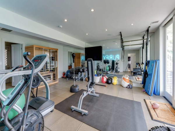 Amagansett Vacation Home Walk to Beach Six Bedroom