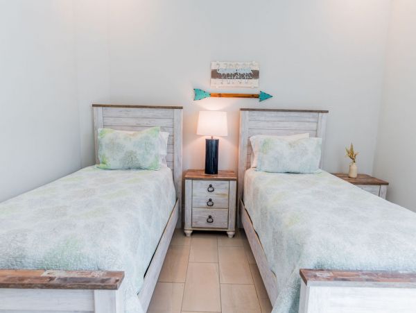 Naples 4 Bedroom Pool Home Sleeps 8 Guests