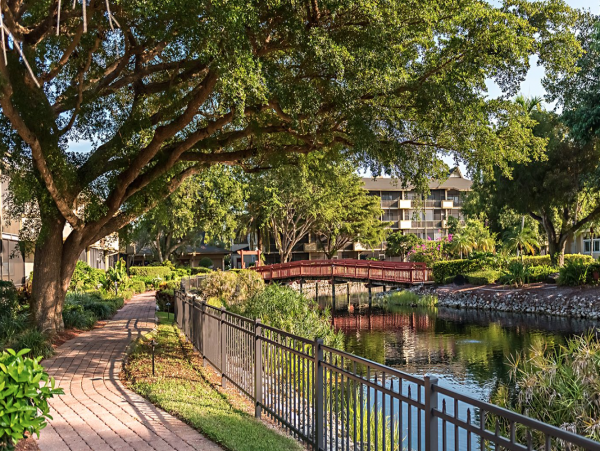 Naples 2 Bedroom Condo with Pool, Spa, Gym & Grill Area
