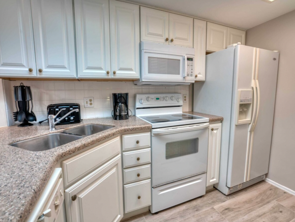 Naples 2 Bedroom Condo with Pool, Spa, Gym & Grill Area