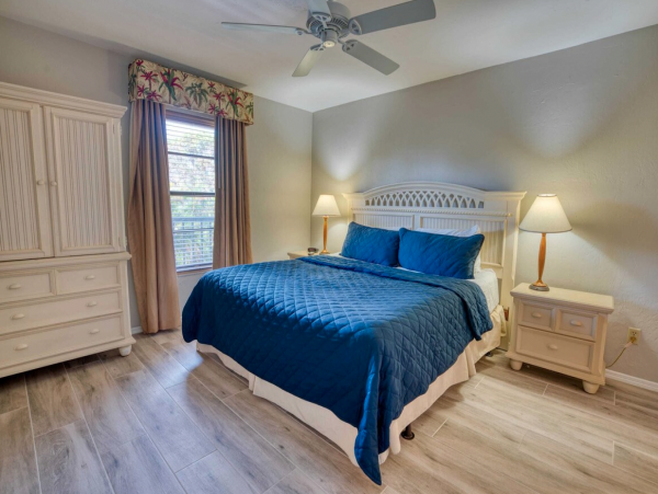 Naples 2 Bedroom Condo with Pool, Spa, Gym & Grill Area