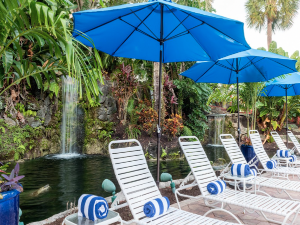 Naples 2 Bedroom Condo with Pool, Spa, Gym & Grill Area