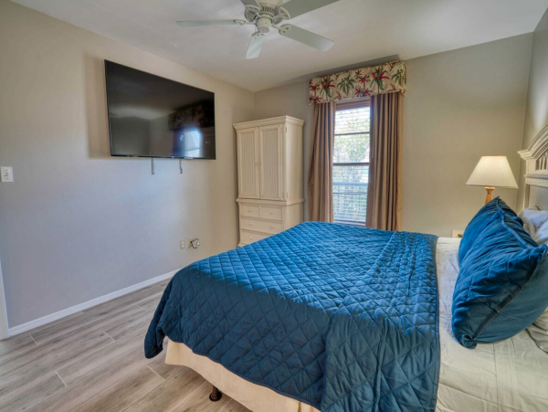 Naples 2 Bedroom Condo with Pool, Spa, Gym & Grill Area