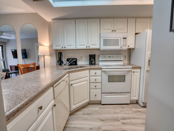 Naples 2 Bedroom Condo with Pool, Spa, Gym & Grill Area