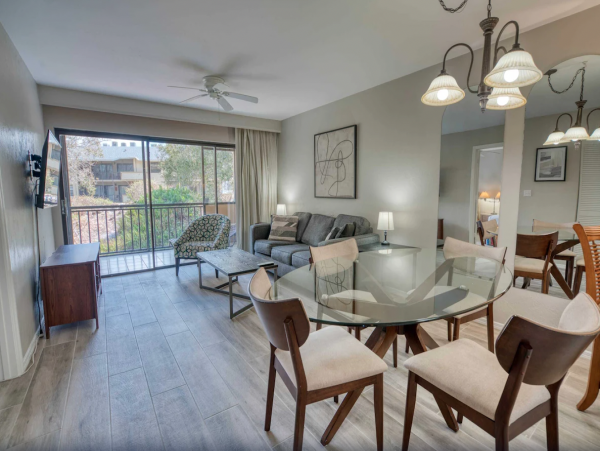Naples 2 Bedroom Condo with Pool, Spa, Gym & Grill Area
