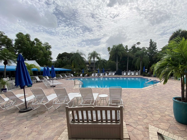 Naples 2 Bedroom Condo with Pool, Spa, Gym & Grill Area