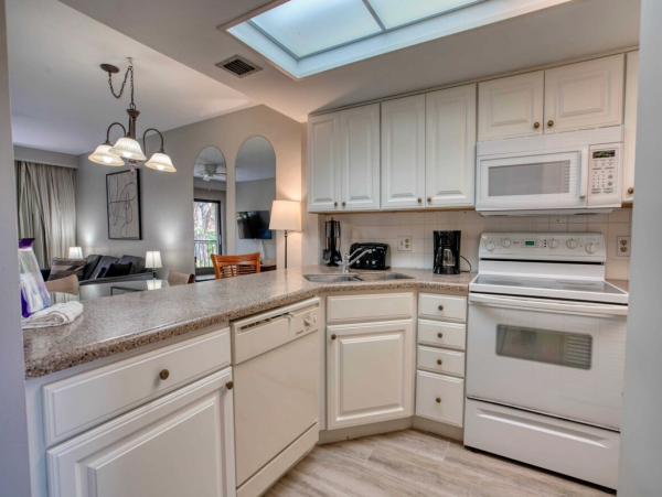 Naples 2 Bedroom Condo with Pool, Spa, Gym & Grill Area