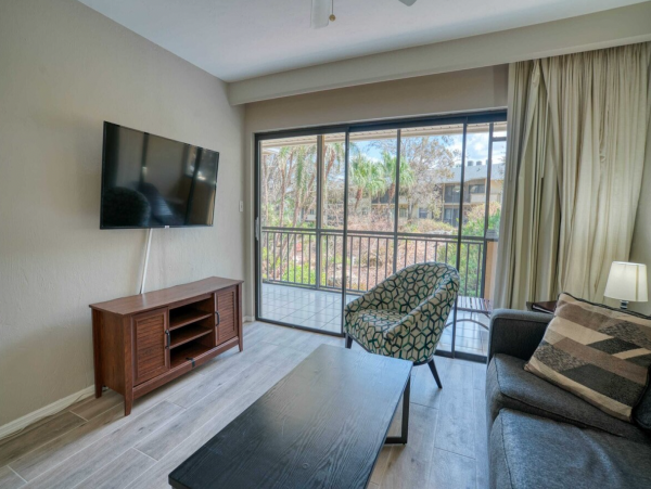 Naples 2 Bedroom Condo with Pool, Spa, Gym & Grill Area