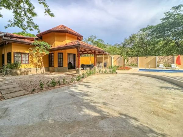 Beach Villa with Private Pool & Spa Sleeps 8 Guests