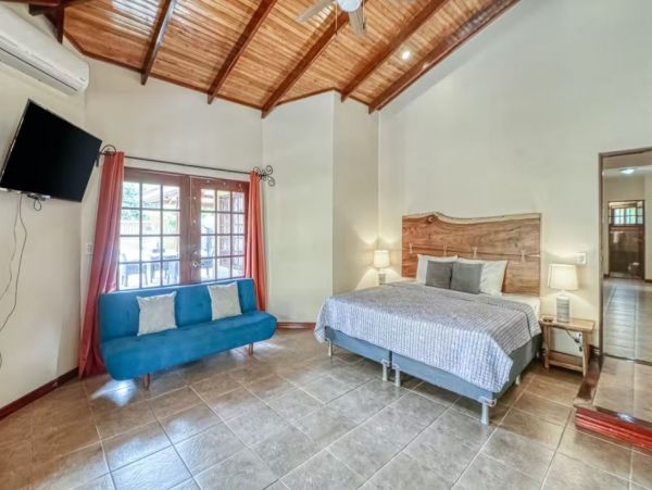 Beach Villa with Private Pool & Spa Sleeps 8 Guests