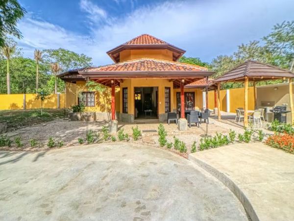 Beach Villa with Private Pool & Spa Sleeps 8 Guests
