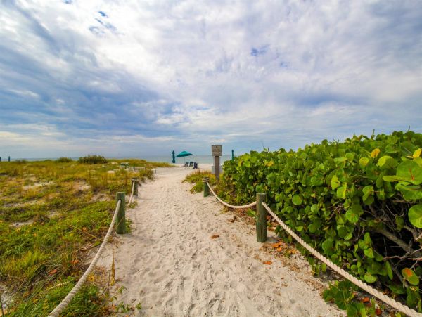 Beautiful Beachfront Vacation Condo Sleeps 6