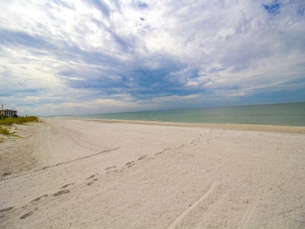 Beautiful Beachfront Vacation Condo Sleeps 6