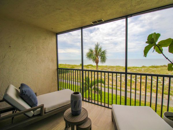 Beautiful Beachfront Vacation Condo Sleeps 6