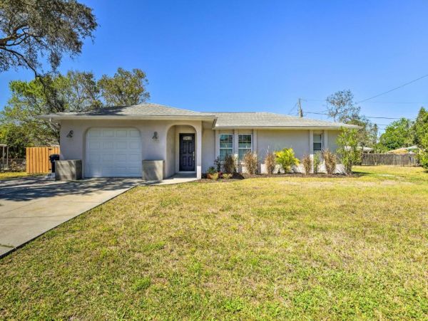 Single Level Home with 3 Bedrooms & Pool in Venice FL