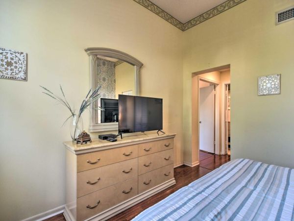 Charming 2 Bedroom Condo Sleeps 6 Guests in St. Petersburg