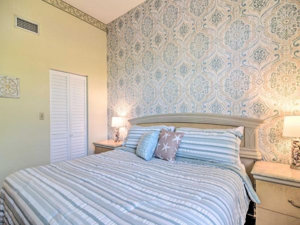 Charming 2 Bedroom Condo Sleeps 6 Guests in St. Petersburg