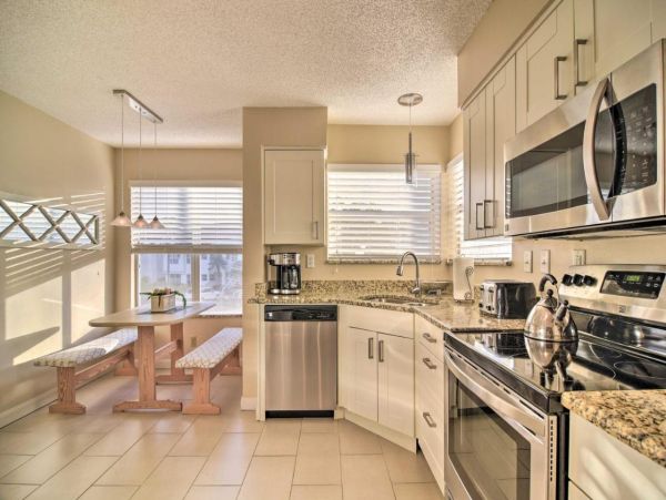 Charming 2 Bedroom Condo Sleeps 6 Guests in St. Petersburg