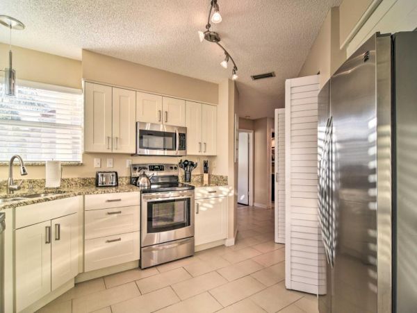 Charming 2 Bedroom Condo Sleeps 6 Guests in St. Petersburg