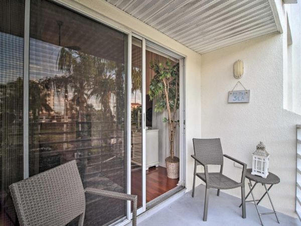 Charming 2 Bedroom Condo Sleeps 6 Guests in St. Petersburg