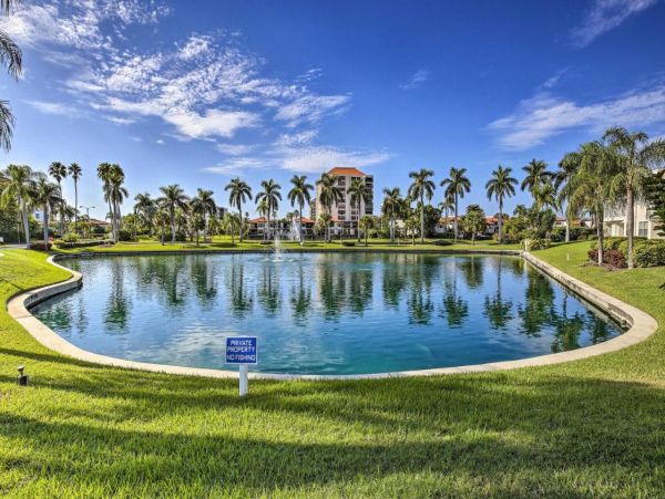 Charming 2 Bedroom Condo Sleeps 6 Guests in St. Petersburg