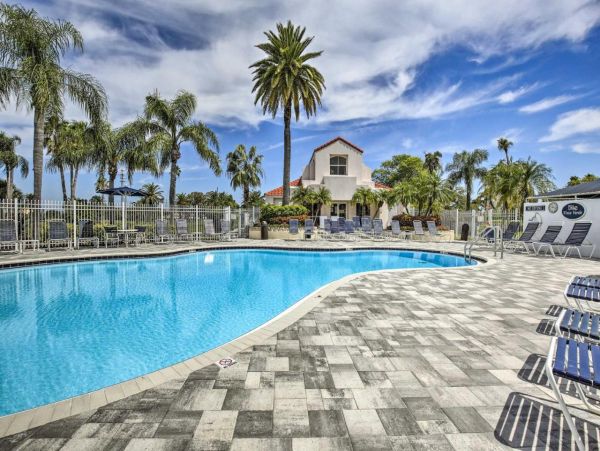 Charming 2 Bedroom Condo Sleeps 6 Guests in St. Petersburg